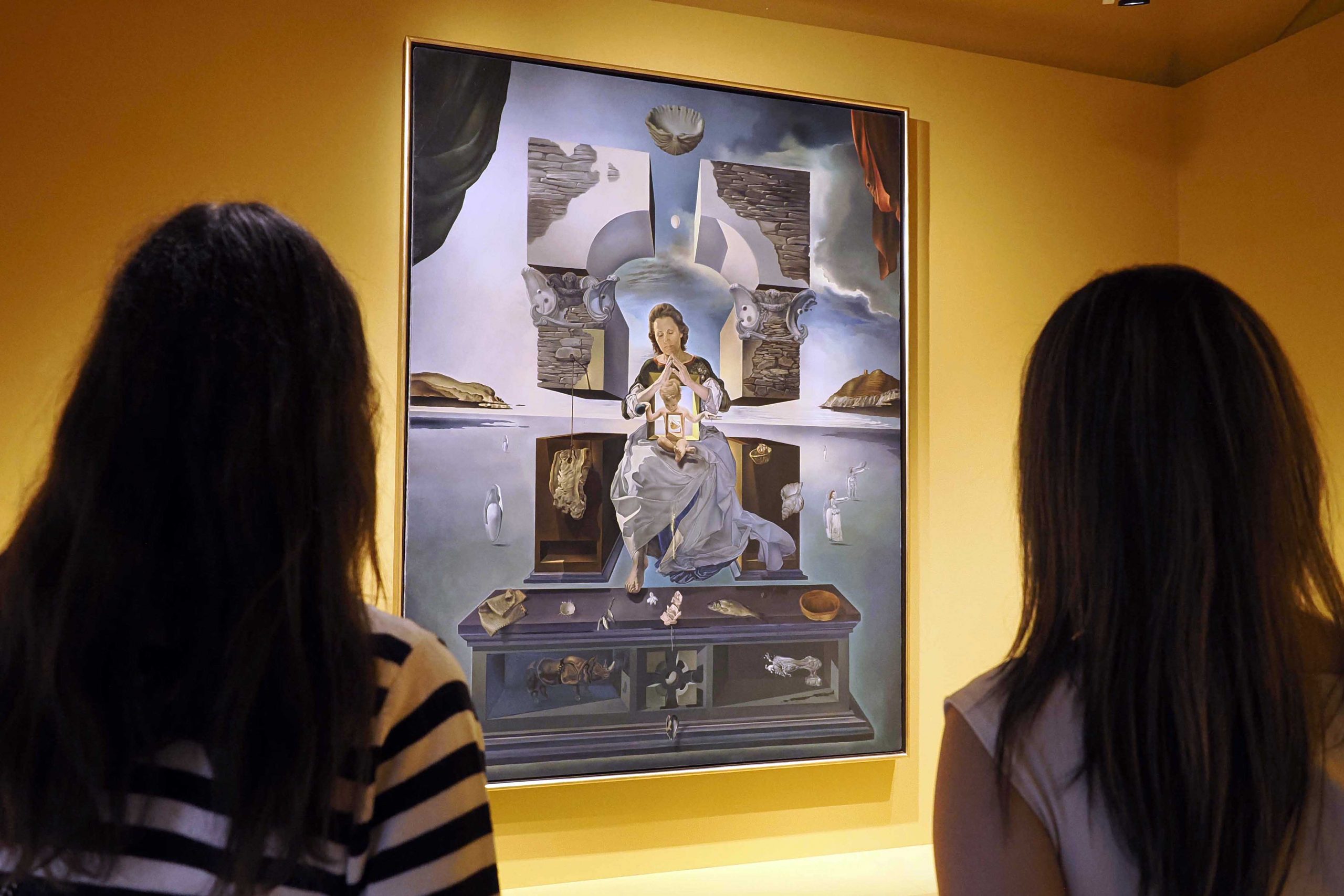 Visiteurs contemplant la Madone de Portlligat au Théâtre-Musée Dalí